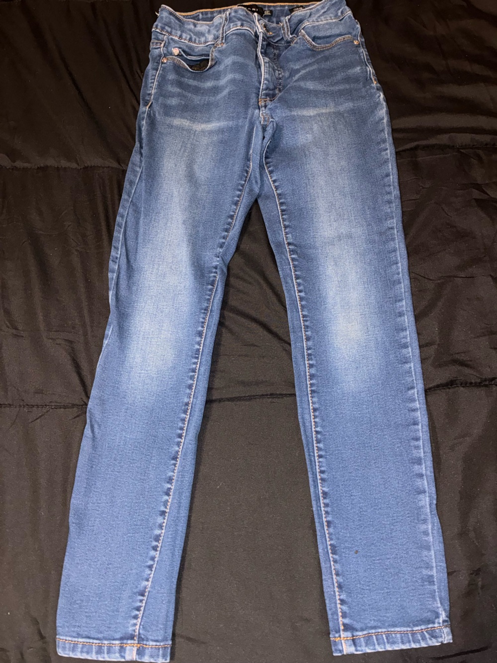 Size 4 Tahari Women’s Medium Wash Skinny Jeans
